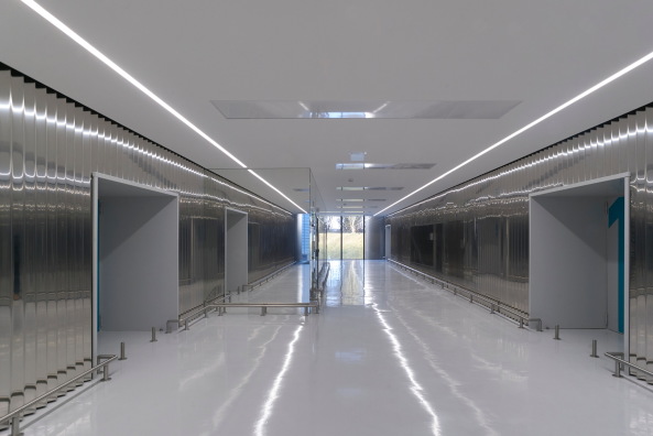 Baunetz, Meldung, Architektur, Bussy-saint-Georges, Paris, Archiv, Bcher, Dominique Perrault, CTLES, Centre Technique du Livre de l'Enseignement Suprieur,  Antonini + Darmon Architectes, RMDM architects, Stahllamelle, Formalismus, Mirrorfacade,Spiegelfassade, spiegelnde Fassade,  Pierre L'Excellent, Julien Lanoo