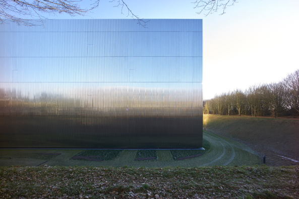 Baunetz, Meldung, Architektur, Bussy-saint-Georges, Paris, Archiv, B�cher, Dominique Perrault, CTLES, Centre Technique du Livre de l'Enseignement Sup�rieur,  Antonini + Darmon Architectes, RMDM architects, Stahllamelle, Formalismus, Mirrorfacade,Spiegelfassade, spiegelnde Fassade,  Pierre L'Excellent, Julien Lanoo