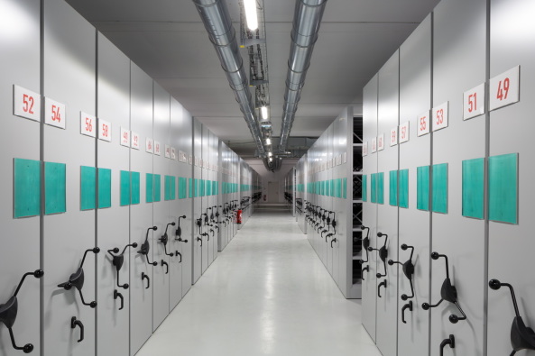 Baunetz, Meldung, Architektur, Bussy-saint-Georges, Paris, Archiv, Bcher, Dominique Perrault, CTLES, Centre Technique du Livre de l'Enseignement Suprieur,  Antonini + Darmon Architectes, RMDM architects, Stahllamelle, Formalismus, Mirrorfacade,Spiegelfassade, spiegelnde Fassade,  Pierre L'Excellent, Julien Lanoo