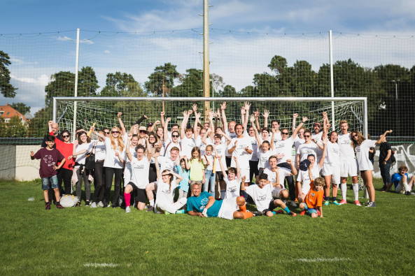 Baunetz, Meldung, Fuball, Architektenfuball, Spitzenbros der Hauptstadt, Architekten Berlin Cup. And the winner is? Max Dudler Architekten, Herzog & de Meuron, Eike Becker_Architekten, Vorjahressieger, Halbfinale Feddersen | DMSW Architekten, SV Babelsberg, Bullriding, Torwandschieen, Eiskimo, Gorilla Barbecue, Lucas Vogelsang, BauNetz, Platin-Sponsor, Tesla, Probefahrten, Bluetooth-Soundsystem von Urban Ears, Sonic Drilling, Bar Zentral, ABC  Architekten Berlin Cup
