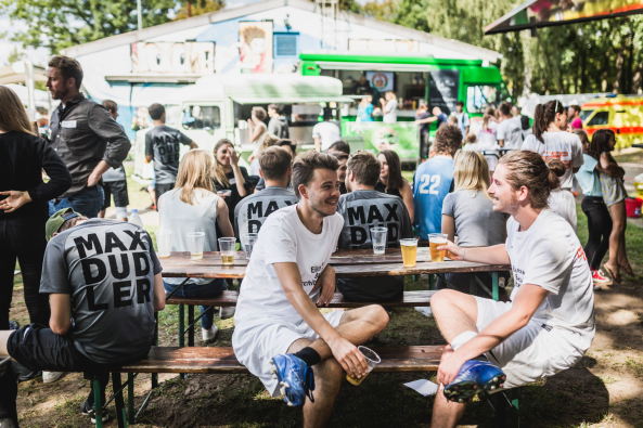 Baunetz, Meldung, Fuball, Architektenfuball, Spitzenbros der Hauptstadt, Architekten Berlin Cup. And the winner is? Max Dudler Architekten, Herzog & de Meuron, Eike Becker_Architekten, Vorjahressieger, Halbfinale Feddersen | DMSW Architekten, SV Babelsberg, Bullriding, Torwandschieen, Eiskimo, Gorilla Barbecue, Lucas Vogelsang, BauNetz, Platin-Sponsor, Tesla, Probefahrten, Bluetooth-Soundsystem von Urban Ears, Sonic Drilling, Bar Zentral, ABC  Architekten Berlin Cup