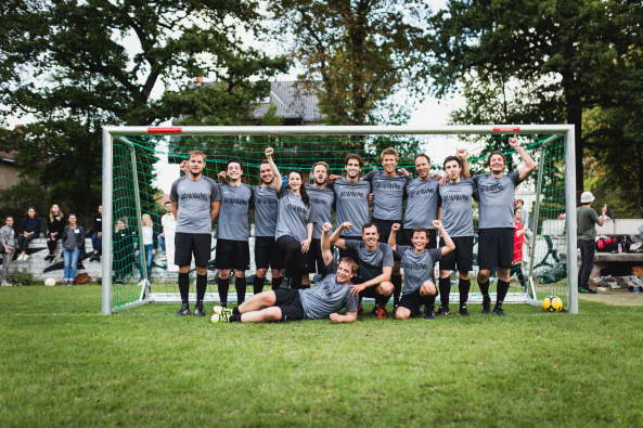 Baunetz, Meldung, Fu�ball, Architektenfu�ball, Spitzenb�ros der Hauptstadt, �Architekten Berlin Cup�. And the winner is? Max Dudler Architekten, Herzog & de Meuron, Eike Becker_Architekten, Vorjahressieger, Halbfinale Feddersen | DMSW Architekten, SV Babelsberg, Bullriding, Torwandschie�en, Eiskimo, Gorilla Barbecue, Lucas Vogelsang, BauNetz, Platin-Sponsor, Tesla, Probefahrten, Bluetooth-Soundsystem von Urban Ears, Sonic Drilling, Bar Zentral, ABC � Architekten Berlin Cup