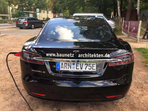 Baunetz, Meldung, Fu�ball, Architektenfu�ball, Spitzenb�ros der Hauptstadt, �Architekten Berlin Cup�. And the winner is? Max Dudler Architekten, Herzog & de Meuron, Eike Becker_Architekten, Vorjahressieger, Halbfinale Feddersen | DMSW Architekten, SV Babelsberg, Bullriding, Torwandschie�en, Eiskimo, Gorilla Barbecue, Lucas Vogelsang, BauNetz, Platin-Sponsor, Tesla, Probefahrten, Bluetooth-Soundsystem von Urban Ears, Sonic Drilling, Bar Zentral, ABC � Architekten Berlin Cup