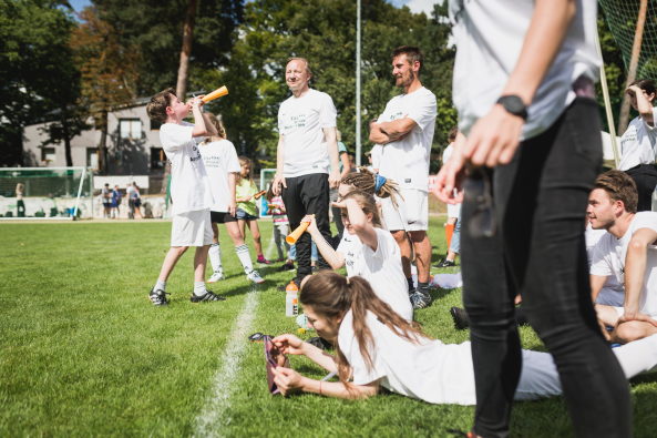 Baunetz, Meldung, Fu�ball, Architektenfu�ball, Spitzenb�ros der Hauptstadt, �Architekten Berlin Cup�. And the winner is? Max Dudler Architekten, Herzog & de Meuron, Eike Becker_Architekten, Vorjahressieger, Halbfinale Feddersen | DMSW Architekten, SV Babelsberg, Bullriding, Torwandschie�en, Eiskimo, Gorilla Barbecue, Lucas Vogelsang, BauNetz, Platin-Sponsor, Tesla, Probefahrten, Bluetooth-Soundsystem von Urban Ears, Sonic Drilling, Bar Zentral, ABC � Architekten Berlin Cup