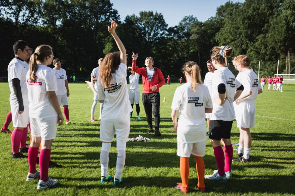 Baunetz, Meldung, Fuball, Architektenfuball, Spitzenbros der Hauptstadt, Architekten Berlin Cup. And the winner is? Max Dudler Architekten, Herzog & de Meuron, Eike Becker_Architekten, Vorjahressieger, Halbfinale Feddersen | DMSW Architekten, SV Babelsberg, Bullriding, Torwandschieen, Eiskimo, Gorilla Barbecue, Lucas Vogelsang, BauNetz, Platin-Sponsor, Tesla, Probefahrten, Bluetooth-Soundsystem von Urban Ears, Sonic Drilling, Bar Zentral, ABC  Architekten Berlin Cup