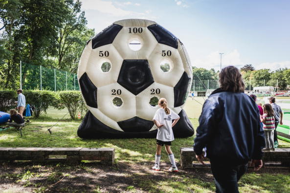 Baunetz, Meldung, Fuball, Architektenfuball, Spitzenbros der Hauptstadt, Architekten Berlin Cup. And the winner is? Max Dudler Architekten, Herzog & de Meuron, Eike Becker_Architekten, Vorjahressieger, Halbfinale Feddersen | DMSW Architekten, SV Babelsberg, Bullriding, Torwandschieen, Eiskimo, Gorilla Barbecue, Lucas Vogelsang, BauNetz, Platin-Sponsor, Tesla, Probefahrten, Bluetooth-Soundsystem von Urban Ears, Sonic Drilling, Bar Zentral, ABC  Architekten Berlin Cup