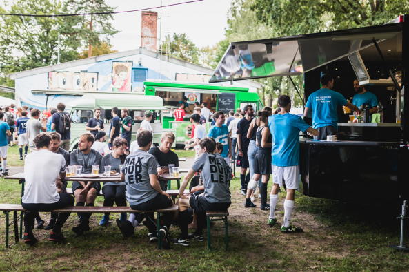 Baunetz, Meldung, Fu�ball, Architektenfu�ball, Spitzenb�ros der Hauptstadt, �Architekten Berlin Cup�. And the winner is? Max Dudler Architekten, Herzog & de Meuron, Eike Becker_Architekten, Vorjahressieger, Halbfinale Feddersen | DMSW Architekten, SV Babelsberg, Bullriding, Torwandschie�en, Eiskimo, Gorilla Barbecue, Lucas Vogelsang, BauNetz, Platin-Sponsor, Tesla, Probefahrten, Bluetooth-Soundsystem von Urban Ears, Sonic Drilling, Bar Zentral, ABC � Architekten Berlin Cup