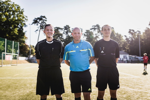 Baunetz, Meldung, Fuball, Architektenfuball, Spitzenbros der Hauptstadt, Architekten Berlin Cup. And the winner is? Max Dudler Architekten, Herzog & de Meuron, Eike Becker_Architekten, Vorjahressieger, Halbfinale Feddersen | DMSW Architekten, SV Babelsberg, Bullriding, Torwandschieen, Eiskimo, Gorilla Barbecue, Lucas Vogelsang, BauNetz, Platin-Sponsor, Tesla, Probefahrten, Bluetooth-Soundsystem von Urban Ears, Sonic Drilling, Bar Zentral, ABC  Architekten Berlin Cup