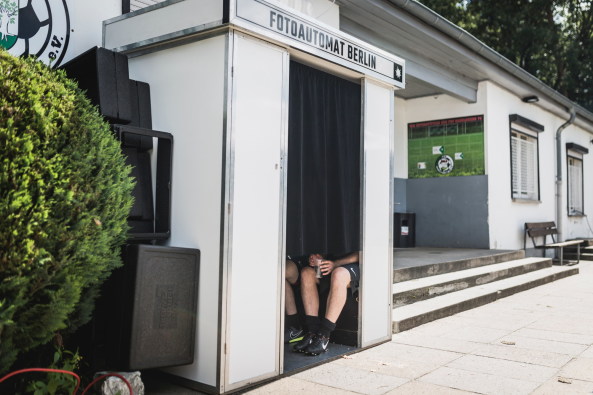 Baunetz, Meldung, Fu�ball, Architektenfu�ball, Spitzenb�ros der Hauptstadt, �Architekten Berlin Cup�. And the winner is? Max Dudler Architekten, Herzog & de Meuron, Eike Becker_Architekten, Vorjahressieger, Halbfinale Feddersen | DMSW Architekten, SV Babelsberg, Bullriding, Torwandschie�en, Eiskimo, Gorilla Barbecue, Lucas Vogelsang, BauNetz, Platin-Sponsor, Tesla, Probefahrten, Bluetooth-Soundsystem von Urban Ears, Sonic Drilling, Bar Zentral, ABC � Architekten Berlin Cup