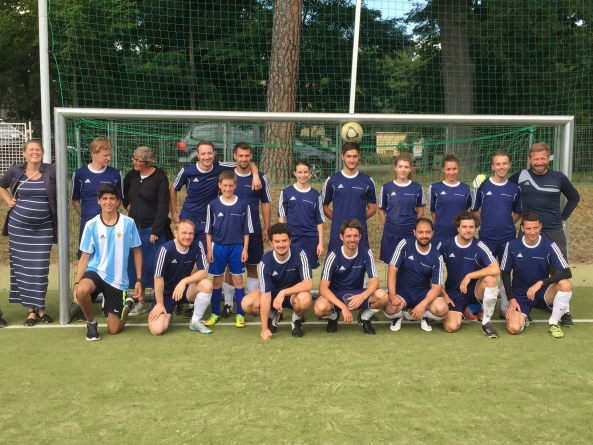 Baunetz, Meldung, Fu�ball, Architektenfu�ball, Spitzenb�ros der Hauptstadt, �Architekten Berlin Cup�. And the winner is? Max Dudler Architekten, Herzog & de Meuron, Eike Becker_Architekten, Vorjahressieger, Halbfinale Feddersen | DMSW Architekten, SV Babelsberg, Bullriding, Torwandschie�en, Eiskimo, Gorilla Barbecue, Lucas Vogelsang, BauNetz, Platin-Sponsor, Tesla, Probefahrten, Bluetooth-Soundsystem von Urban Ears, Sonic Drilling, Bar Zentral, ABC � Architekten Berlin Cup