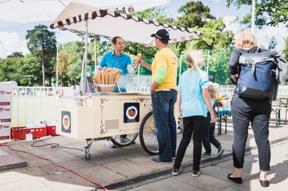 Baunetz, Meldung, Fu�ball, Architektenfu�ball, Spitzenb�ros der Hauptstadt, �Architekten Berlin Cup�. And the winner is? Max Dudler Architekten, Herzog & de Meuron, Eike Becker_Architekten, Vorjahressieger, Halbfinale Feddersen | DMSW Architekten, SV Babelsberg, Bullriding, Torwandschie�en, Eiskimo, Gorilla Barbecue, Lucas Vogelsang, BauNetz, Platin-Sponsor, Tesla, Probefahrten, Bluetooth-Soundsystem von Urban Ears, Sonic Drilling, Bar Zentral, ABC � Architekten Berlin Cup