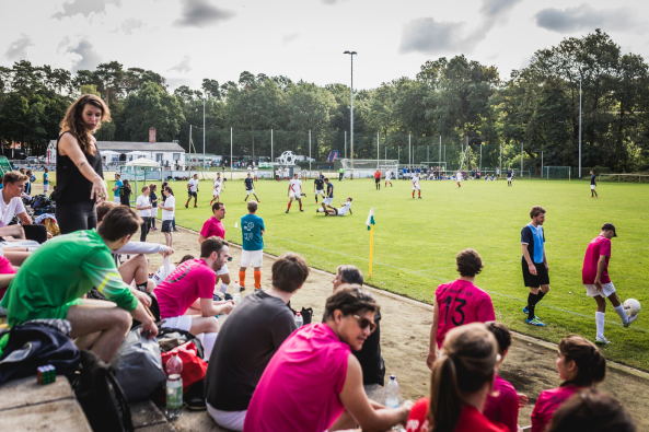 Baunetz, Meldung, Fuball, Architektenfuball, Spitzenbros der Hauptstadt, Architekten Berlin Cup. And the winner is? Max Dudler Architekten, Herzog & de Meuron, Eike Becker_Architekten, Vorjahressieger, Halbfinale Feddersen | DMSW Architekten, SV Babelsberg, Bullriding, Torwandschieen, Eiskimo, Gorilla Barbecue, Lucas Vogelsang, BauNetz, Platin-Sponsor, Tesla, Probefahrten, Bluetooth-Soundsystem von Urban Ears, Sonic Drilling, Bar Zentral, ABC  Architekten Berlin Cup