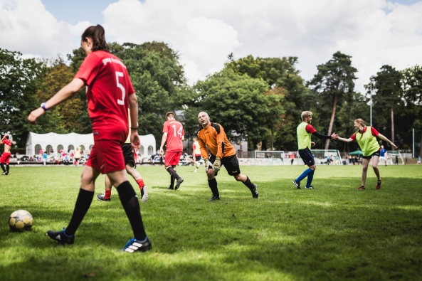 Baunetz, Meldung, Fu�ball, Architektenfu�ball, Spitzenb�ros der Hauptstadt, �Architekten Berlin Cup�. And the winner is? Max Dudler Architekten, Herzog & de Meuron, Eike Becker_Architekten, Vorjahressieger, Halbfinale Feddersen | DMSW Architekten, SV Babelsberg, Bullriding, Torwandschie�en, Eiskimo, Gorilla Barbecue, Lucas Vogelsang, BauNetz, Platin-Sponsor, Tesla, Probefahrten, Bluetooth-Soundsystem von Urban Ears, Sonic Drilling, Bar Zentral, ABC � Architekten Berlin Cup