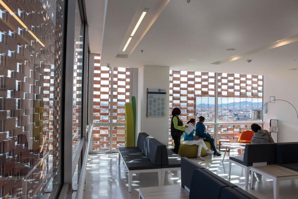 Ampliaci�n Fundaci�n Santa Fe de Bogot�, Santa Fe Foundation, Klinik, Neubau, 2017, Fertigstellung, Krankenhaus, Bogota, Kolumbien, clinic, big building, brick, Backstein, 2017, 2016, Kubus, Andres Valbuena, Alejandro Arango, El Equipo de Mazzanti, Giancarlo Mazzanti,