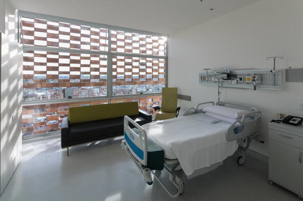 Ampliacin Fundacin Santa Fe de Bogot, Santa Fe Foundation, Klinik, Neubau, 2017, Fertigstellung, Krankenhaus, Bogota, Kolumbien, clinic, big building, brick, Backstein, 2017, 2016, Kubus, Andres Valbuena, Alejandro Arango, El Equipo de Mazzanti, Giancarlo Mazzanti,