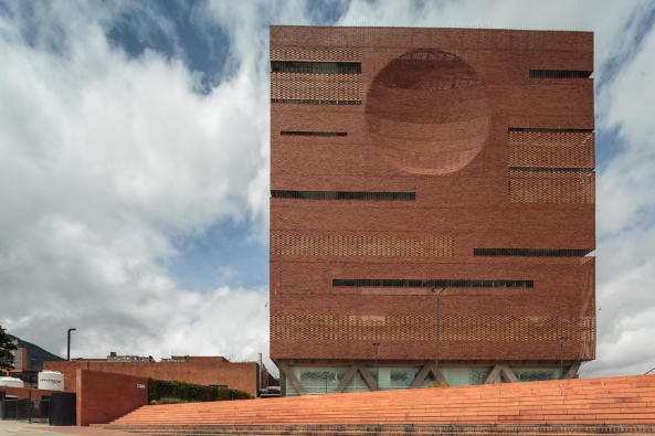 Ampliacin Fundacin Santa Fe de Bogot, Santa Fe Foundation, Klinik, Neubau, 2017, Fertigstellung, Krankenhaus, Bogota, Kolumbien, clinic, big building, brick, Backstein, 2017, 2016, Kubus, Andres Valbuena, Alejandro Arango, El Equipo de Mazzanti, Giancarlo Mazzanti,