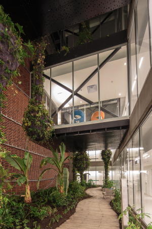 Ampliacin Fundacin Santa Fe de Bogot, Santa Fe Foundation, Klinik, Neubau, 2017, Fertigstellung, Krankenhaus, Bogota, Kolumbien, clinic, big building, brick, Backstein, 2017, 2016, Kubus, Andres Valbuena, Alejandro Arango, El Equipo de Mazzanti, Giancarlo Mazzanti,