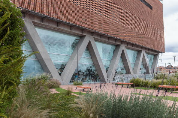 Ampliacin Fundacin Santa Fe de Bogot, Santa Fe Foundation, Klinik, Neubau, 2017, Fertigstellung, Krankenhaus, Bogota, Kolumbien, clinic, big building, brick, Backstein, 2017, 2016, Kubus, Andres Valbuena, Alejandro Arango, El Equipo de Mazzanti, Giancarlo Mazzanti,