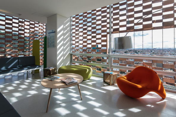 Ampliaci�n Fundaci�n Santa Fe de Bogot�, Santa Fe Foundation, Klinik, Neubau, 2017, Fertigstellung, Krankenhaus, Bogota, Kolumbien, clinic, big building, brick, Backstein, 2017, 2016, Kubus, Andres Valbuena, Alejandro Arango, El Equipo de Mazzanti, Giancarlo Mazzanti,