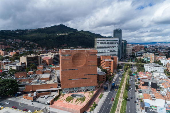 Ampliacin Fundacin Santa Fe de Bogot, Santa Fe Foundation, Klinik, Neubau, 2017, Fertigstellung, Krankenhaus, Bogota, Kolumbien, clinic, big building, brick, Backstein, 2017, 2016, Kubus, Andres Valbuena, Alejandro Arango, El Equipo de Mazzanti, Giancarlo Mazzanti,
