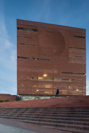 Ampliacin Fundacin Santa Fe de Bogot, Santa Fe Foundation, Klinik, Neubau, 2017, Fertigstellung, Krankenhaus, Bogota, Kolumbien, clinic, big building, brick, Backstein, 2017, 2016, Kubus, Andres Valbuena, Alejandro Arango, El Equipo de Mazzanti, Giancarlo Mazzanti,