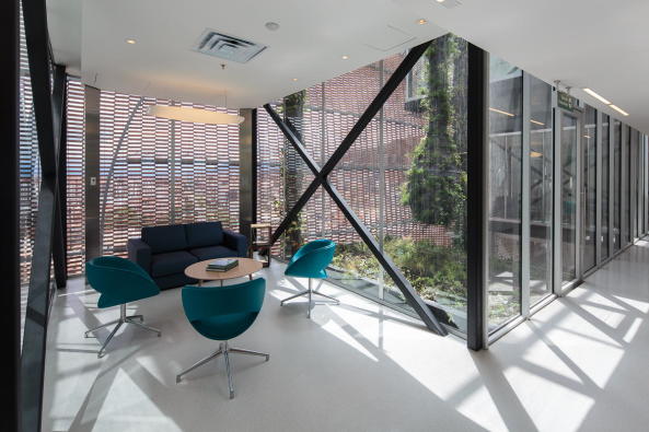 Ampliaci�n Fundaci�n Santa Fe de Bogot�, Santa Fe Foundation, Klinik, Neubau, 2017, Fertigstellung, Krankenhaus, Bogota, Kolumbien, clinic, big building, brick, Backstein, 2017, 2016, Kubus, Andres Valbuena, Alejandro Arango, El Equipo de Mazzanti, Giancarlo Mazzanti,