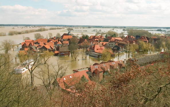 Blick vom Weinberg auf die während des Elbehochwassers im Frühjahr 2006 von Elbe und Jeetzel überschwemmte Altstadt von Hitzacker.