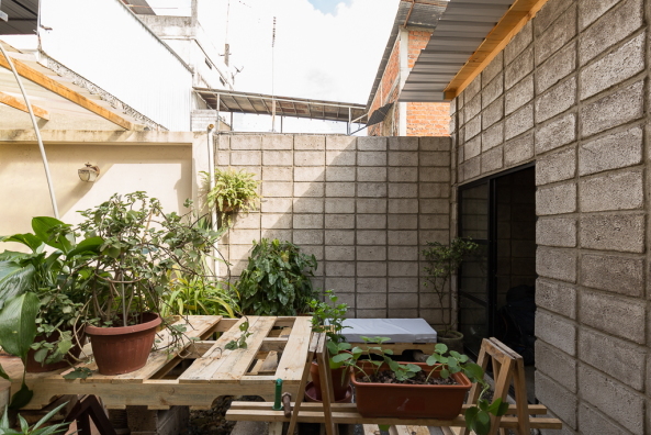 Kleines Wohnhaus in Ecuador von Natura Futura