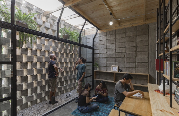 Kleines Wohnhaus in Ecuador von Natura Futura