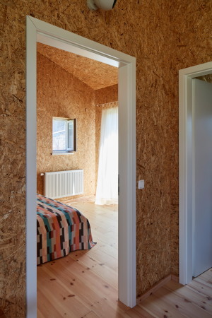 Baunetz, Meldungen, Architektur, architecture, news, Oberuckersee, Melzow, Uckermark, Deutschland, Brandenburg, Ferienhaus, Idylle, Baden, Familie, Blech, Modersohn & Freiesleben, Tobias Zepter, Haus F+N, rot, Holz, wood, Kork, Urlaub, freetime, Wochenendhaus, Datsche, Berlin, Maximilian Meisse