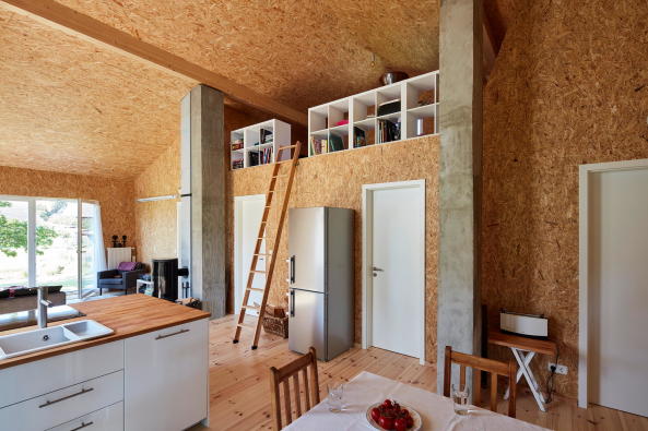 Baunetz, Meldungen, Architektur, architecture, news, Oberuckersee, Melzow, Uckermark, Deutschland, Brandenburg, Ferienhaus, Idylle, Baden, Familie, Blech, Modersohn & Freiesleben, Tobias Zepter, Haus F+N, rot, Holz, wood, Kork, Urlaub, freetime, Wochenendhaus, Datsche, Berlin, Maximilian Meisse