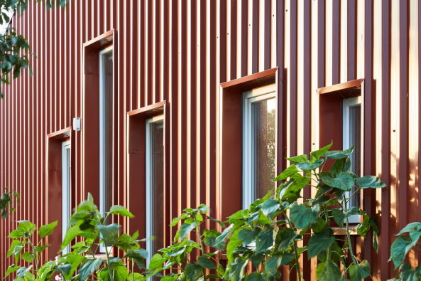 Baunetz, Meldungen, Architektur, architecture, news, Oberuckersee, Melzow, Uckermark, Deutschland, Brandenburg, Ferienhaus, Idylle, Baden, Familie, Blech, Modersohn & Freiesleben, Tobias Zepter, Haus F+N, rot, Holz, wood, Kork, Urlaub, freetime, Wochenendhaus, Datsche, Berlin, Maximilian Meisse