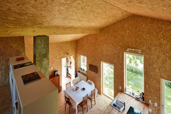 Baunetz, Meldungen, Architektur, architecture, news, Oberuckersee, Melzow, Uckermark, Deutschland, Brandenburg, Ferienhaus, Idylle, Baden, Familie, Blech, Modersohn & Freiesleben, Tobias Zepter, Haus F+N, rot, Holz, wood, Kork, Urlaub, freetime, Wochenendhaus, Datsche, Berlin, Maximilian Meisse