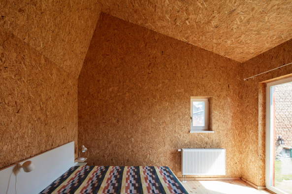 Baunetz, Meldungen, Architektur, architecture, news, Oberuckersee, Melzow, Uckermark, Deutschland, Brandenburg, Ferienhaus, Idylle, Baden, Familie, Blech, Modersohn & Freiesleben, Tobias Zepter, Haus F+N, rot, Holz, wood, Kork, Urlaub, freetime, Wochenendhaus, Datsche, Berlin, Maximilian Meisse