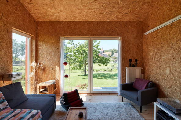 Baunetz, Meldungen, Architektur, architecture, news, Oberuckersee, Melzow, Uckermark, Deutschland, Brandenburg, Ferienhaus, Idylle, Baden, Familie, Blech, Modersohn & Freiesleben, Tobias Zepter, Haus F+N, rot, Holz, wood, Kork, Urlaub, freetime, Wochenendhaus, Datsche, Berlin, Maximilian Meisse