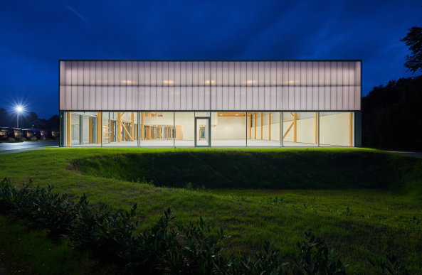 Baunetz, Meldung, Architektur, architecture, Deutschland, Germany, Halle, Westfalen, Ford, Hagemeier, Wannenmacher, Mller, Autohaus, Halle, hell, licht, freundlich, Holz, Doppelstegplatte, Csaba Mester