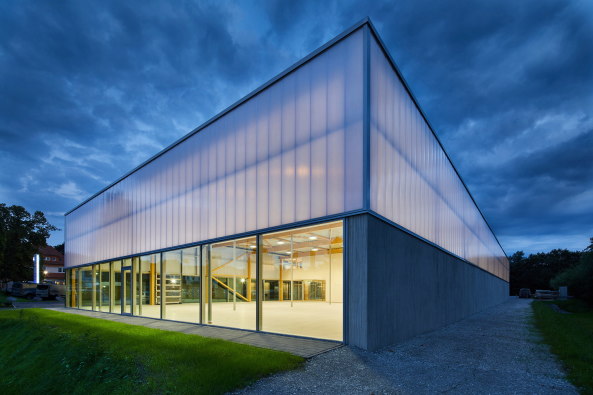 Baunetz, Meldung, Architektur, architecture, Deutschland, Germany, Halle, Westfalen, Ford, Hagemeier, Wannenmacher, Mller, Autohaus, Halle, hell, licht, freundlich, Holz, Doppelstegplatte, Csaba Mester