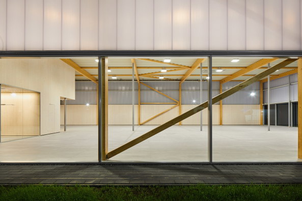 Baunetz, Meldung, Architektur, architecture, Deutschland, Germany, Halle, Westfalen, Ford, Hagemeier, Wannenmacher, Mller, Autohaus, Halle, hell, licht, freundlich, Holz, Doppelstegplatte, Csaba Mester