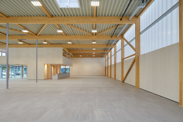 Baunetz, Meldung, Architektur, architecture, Deutschland, Germany, Halle, Westfalen, Ford, Hagemeier, Wannenmacher, Mller, Autohaus, Halle, hell, licht, freundlich, Holz, Doppelstegplatte, Csaba Mester