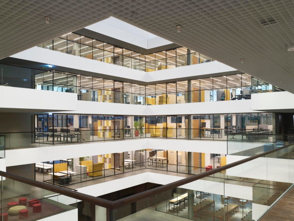 Baunetz, Stahlbetonskelett, Stuttgart, Architektur, architecture, Industrie, AEB, Softwareentwickler, Mhringen, Deutschland, Stuttgart-Ost, Headquarter, AEB Gesellschaft zur Entwicklung von Branchen-Software mbH, Riehle+Assoziierte, Hansa-Areal, Sigmaringer Strae, Abriss, Neubau, Industrieareal, Solitr, Bro, Arbeitspltze, Roland Halbe