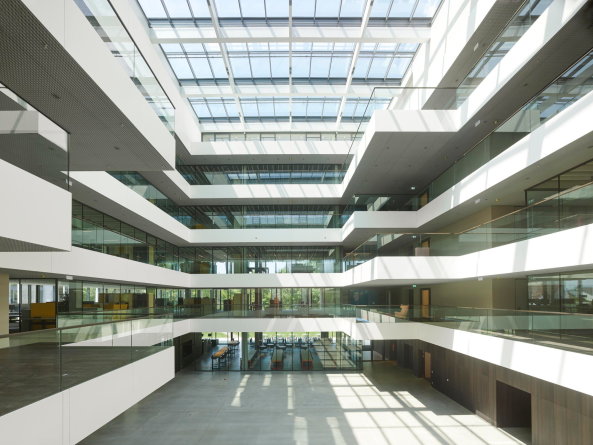 Baunetz, Stahlbetonskelett, Stuttgart, Architektur, architecture, Industrie, AEB, Softwareentwickler, Mhringen, Deutschland, Stuttgart-Ost, Headquarter, AEB Gesellschaft zur Entwicklung von Branchen-Software mbH, Riehle+Assoziierte, Hansa-Areal, Sigmaringer Strae, Abriss, Neubau, Industrieareal, Solitr, Bro, Arbeitspltze, Roland Halbe