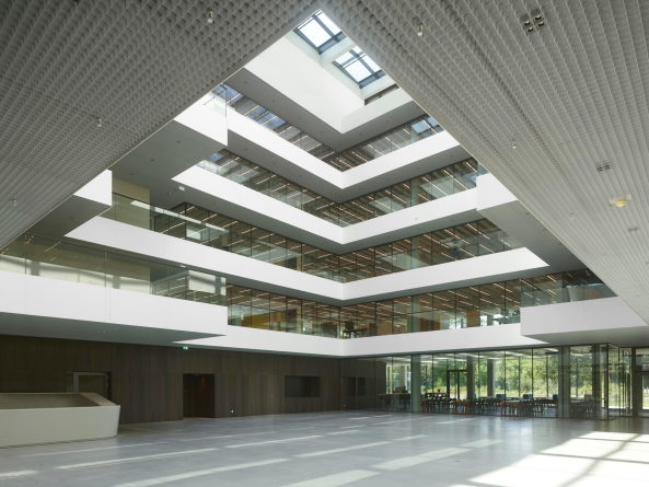 Baunetz, Stahlbetonskelett, Stuttgart, Architektur, architecture, Industrie, AEB, Softwareentwickler, Mhringen, Deutschland, Stuttgart-Ost, Headquarter, AEB Gesellschaft zur Entwicklung von Branchen-Software mbH, Riehle+Assoziierte, Hansa-Areal, Sigmaringer Strae, Abriss, Neubau, Industrieareal, Solitr, Bro, Arbeitspltze, Roland Halbe