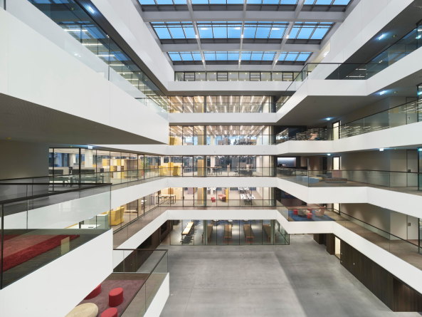 Baunetz, Stahlbetonskelett, Stuttgart, Architektur, architecture, Industrie, AEB, Softwareentwickler, Mhringen, Deutschland, Stuttgart-Ost, Headquarter, AEB Gesellschaft zur Entwicklung von Branchen-Software mbH, Riehle+Assoziierte, Hansa-Areal, Sigmaringer Strae, Abriss, Neubau, Industrieareal, Solitr, Bro, Arbeitspltze, Roland Halbe