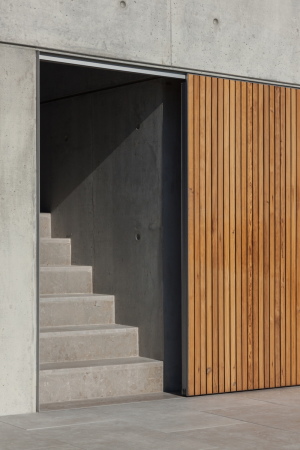 Baunetz, Meldung, Architektur, architecture, 2017, Portugal, Porto, Avanca, Estarreja, nu.ma, Nuno Silva, Villa, Haus, Einfamilienhaus, Gewerbegebiet, house, residential, living, Sichtbeton, Kiste, klar, hart, Kante, concrete, ITS, Ivo Tavares Studio