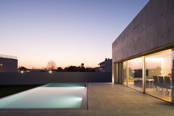 Baunetz, Meldung, Architektur, architecture, 2017, Portugal, Porto, Avanca, Estarreja, nu.ma, Nuno Silva, Villa, Haus, Einfamilienhaus, Gewerbegebiet, house, residential, living, Sichtbeton, Kiste, klar, hart, Kante, concrete, ITS, Ivo Tavares Studio