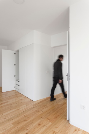 Baunetz, Meldung, Architektur, architecture, 2017, Portugal, Porto, Avanca, Estarreja, nu.ma, Nuno Silva, Villa, Haus, Einfamilienhaus, Gewerbegebiet, house, residential, living, Sichtbeton, Kiste, klar, hart, Kante, concrete, ITS, Ivo Tavares Studio