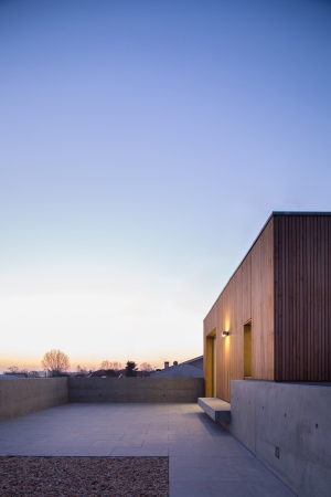 Baunetz, Meldung, Architektur, architecture, 2017, Portugal, Porto, Avanca, Estarreja, nu.ma, Nuno Silva, Villa, Haus, Einfamilienhaus, Gewerbegebiet, house, residential, living, Sichtbeton, Kiste, klar, hart, Kante, concrete, ITS, Ivo Tavares Studio