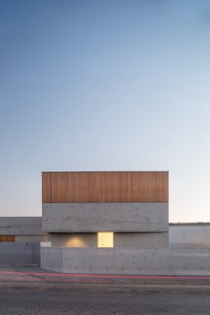 Baunetz, Meldung, Architektur, architecture, 2017, Portugal, Porto, Avanca, Estarreja, nu.ma, Nuno Silva, Villa, Haus, Einfamilienhaus, Gewerbegebiet, house, residential, living, Sichtbeton, Kiste, klar, hart, Kante, concrete, ITS, Ivo Tavares Studio