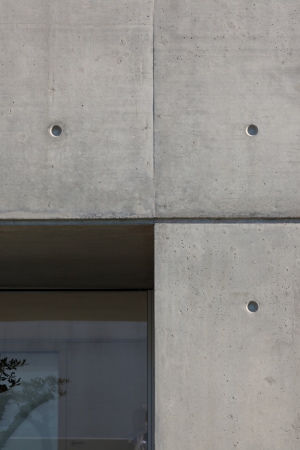 Baunetz, Meldung, Architektur, architecture, 2017, Portugal, Porto, Avanca, Estarreja, nu.ma, Nuno Silva, Villa, Haus, Einfamilienhaus, Gewerbegebiet, house, residential, living, Sichtbeton, Kiste, klar, hart, Kante, concrete, ITS, Ivo Tavares Studio