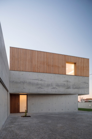 Baunetz, Meldung, Architektur, architecture, 2017, Portugal, Porto, Avanca, Estarreja, nu.ma, Nuno Silva, Villa, Haus, Einfamilienhaus, Gewerbegebiet, house, residential, living, Sichtbeton, Kiste, klar, hart, Kante, concrete, ITS, Ivo Tavares Studio